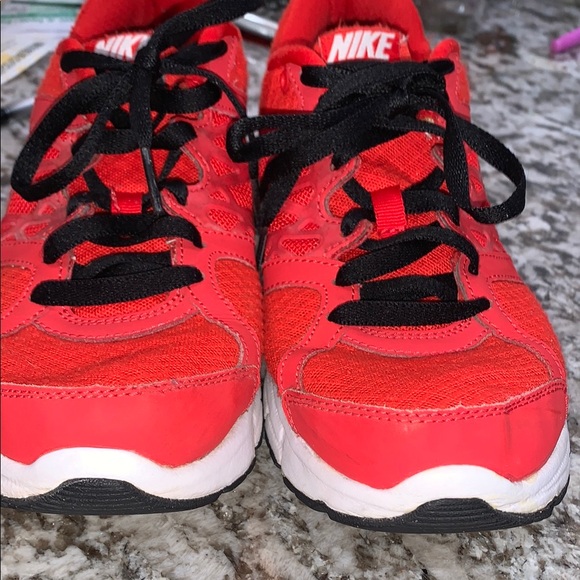 Nike Crimson and Black Running Shoes size 7.5 Relentlessness women’s sneakers - Picture 2 of 10